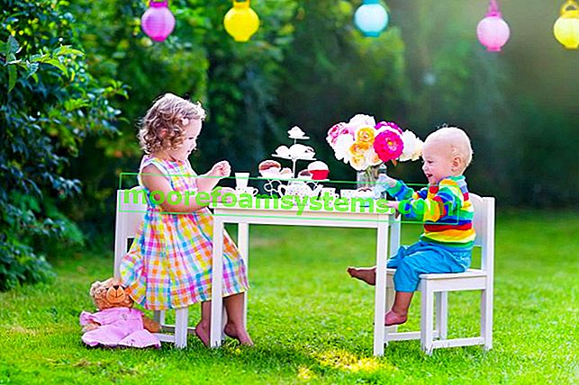 Otroci, ki sedijo na vrtnem pohištvu za otroke in zanimivem vrtnem pohištvu v IKEA