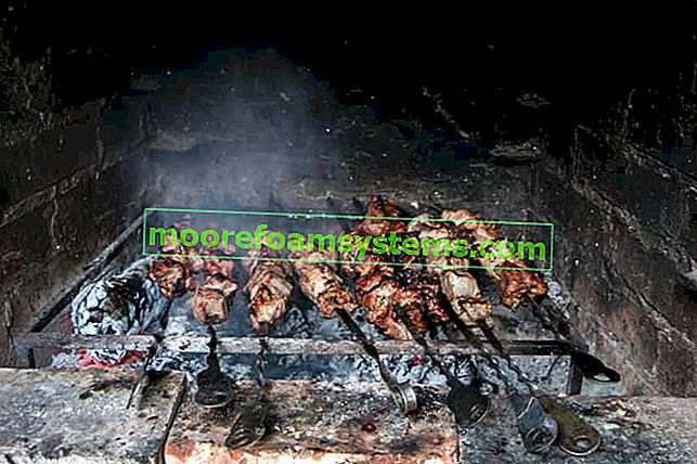 La carne viene affumicata in un grill-smoker