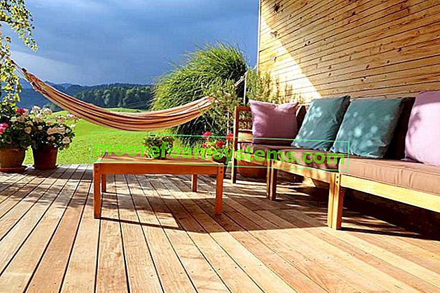 Terrasse en bois dans un bel espace vert