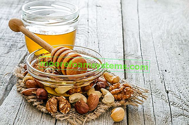 Honig und Nüsse auf dem Tisch und ein Rezept für Nüsse in Honig, d. H. Nüsse mit Honig