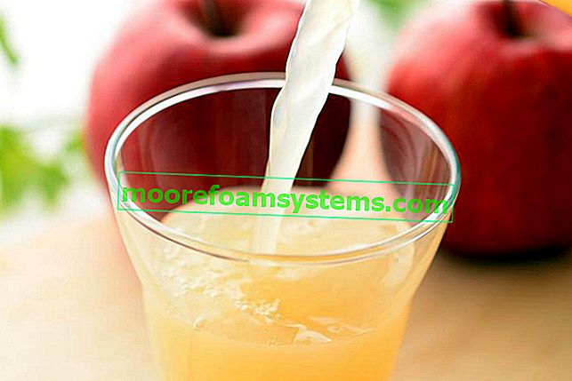 Kompót z buničiny nalité do sklenice a recept na kompot z jablek z buničiny