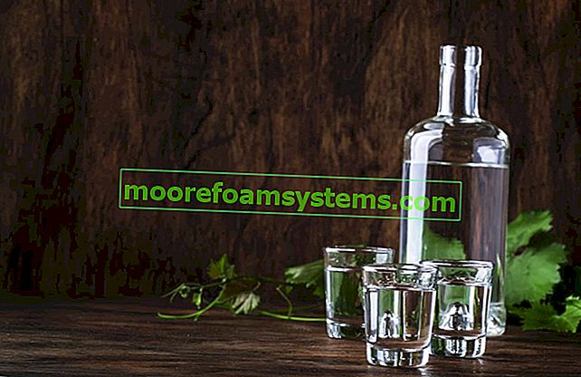 Moonshine dans une bouteille et moonshine dans des verres, c'est-à-dire la production de moonshine en Pologne