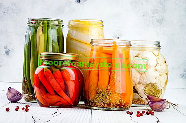 Gemüsesilage in Gläsern auf weißem Hintergrund sowie Rezepte für Gemüsesilage