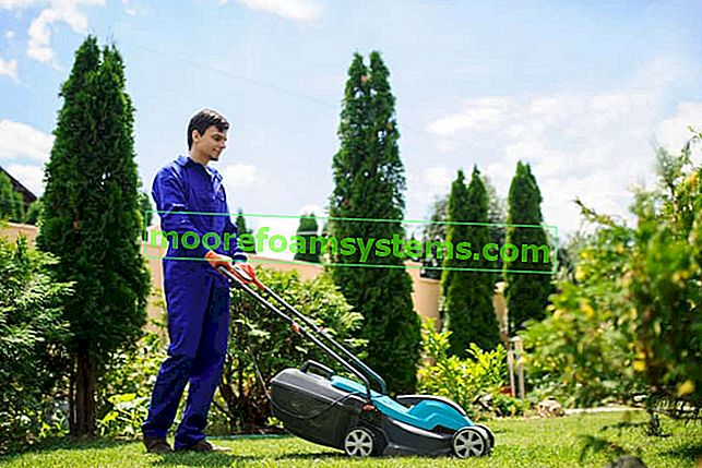 Muž sekání trávníku