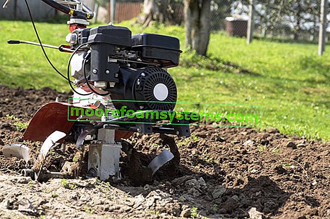 Kypření půdy strojem a nástrojem na kypření půdy