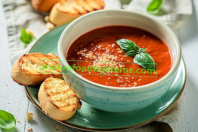Rajčatová krémová polévka v misce s krutony, stejně jako rajčatová krémová polévka a recepty