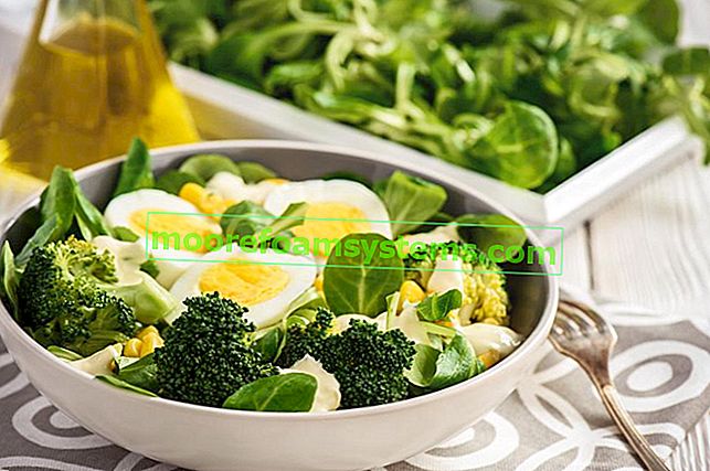 Brokolice salát s vejcem na talíři, stejně jako nejlepší recepty brokolice salát