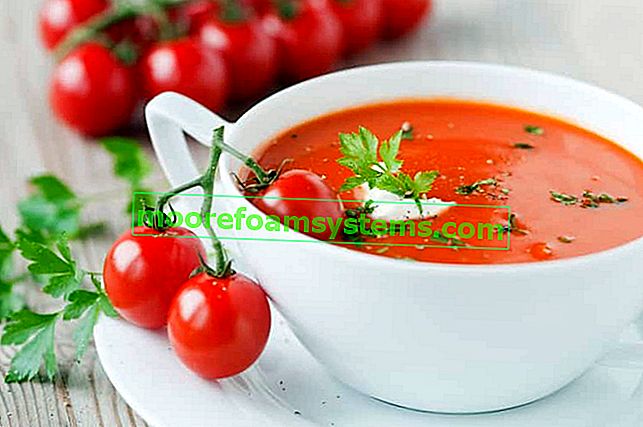 Rajčatová polévka z čerstvých rajčat - 3 jednoduché recepty