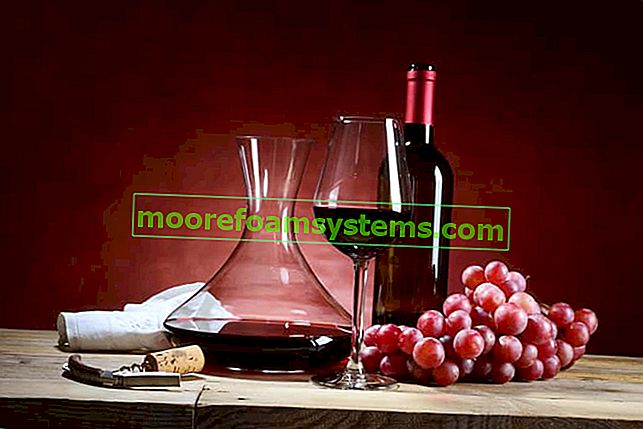 Traubenwein in einer Karaffe und Flasche