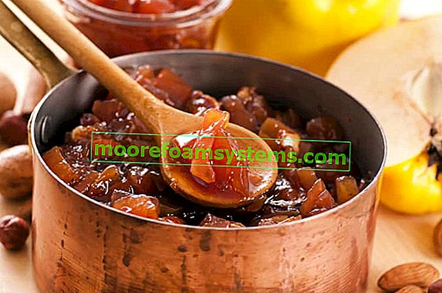 Kdoulový džem při vaření ovocných částic v hrnci, pro který je recept velmi snadný