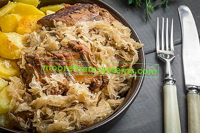 Côtes levées en choucroute servies avec pommes de terre sur la table, ainsi que les meilleures recettes et choucroute aux côtes