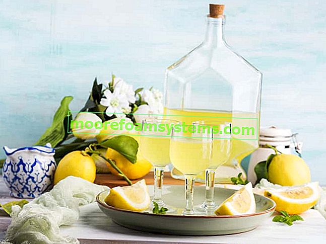 Zitronentinktur in einer Karaffe und Gläsern